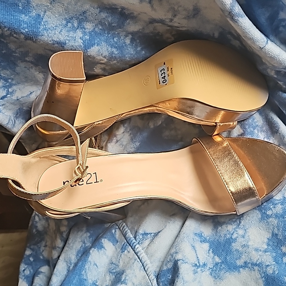 Heels - Picture 2 of 2